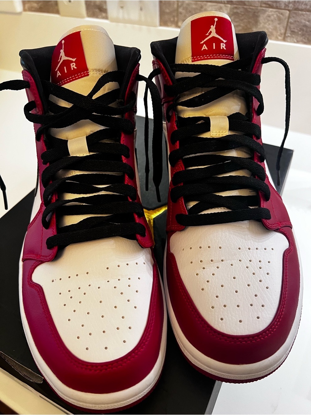 MICHAEL JORDAN - AIR JORDAN 1 MID
WHITE/GYM RED-BLACK SIZE 11. LIKE BRAND NEW